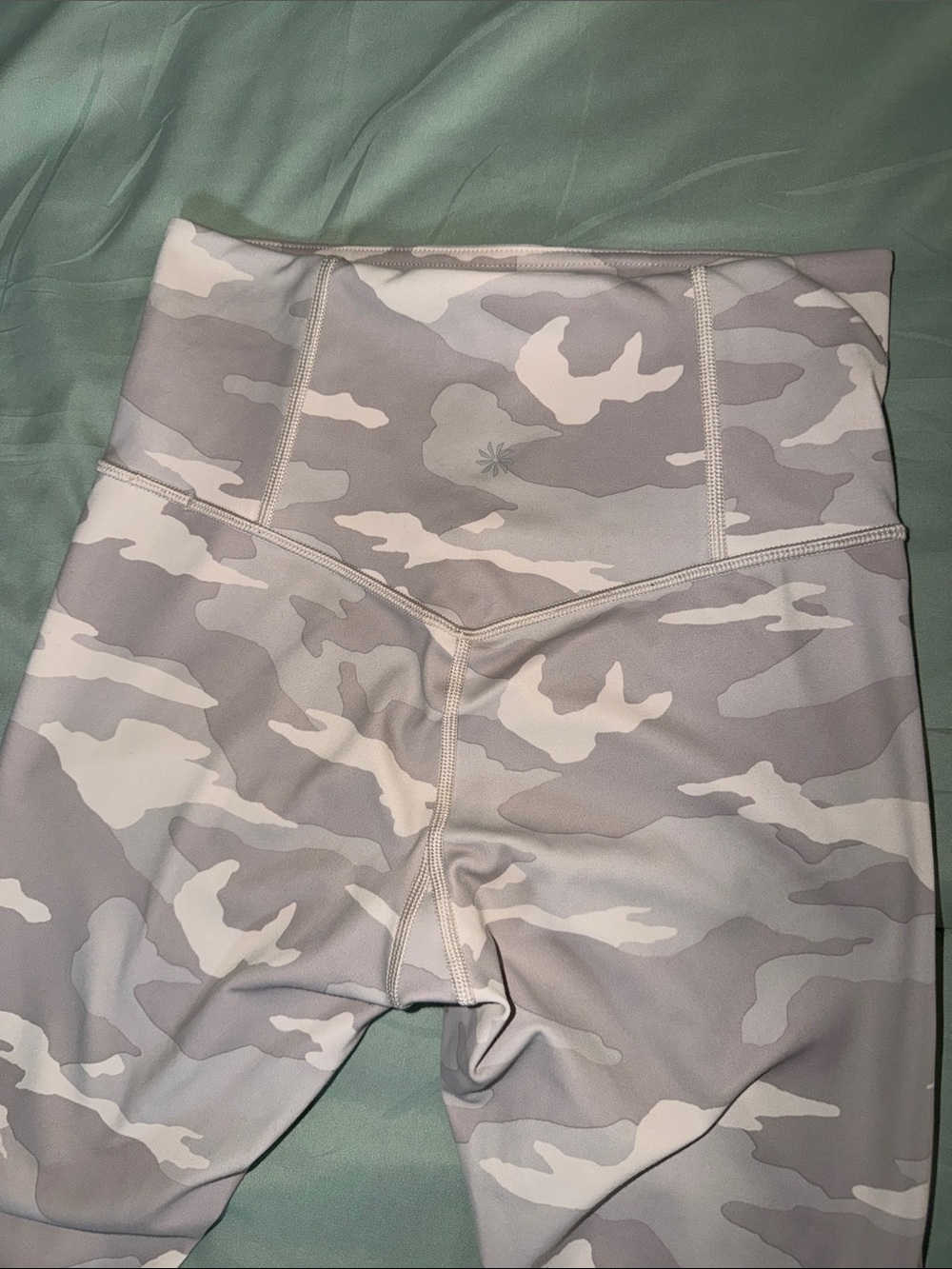 Athleta High-Waist Camo Bike Shorts - Light Gray & White small I22